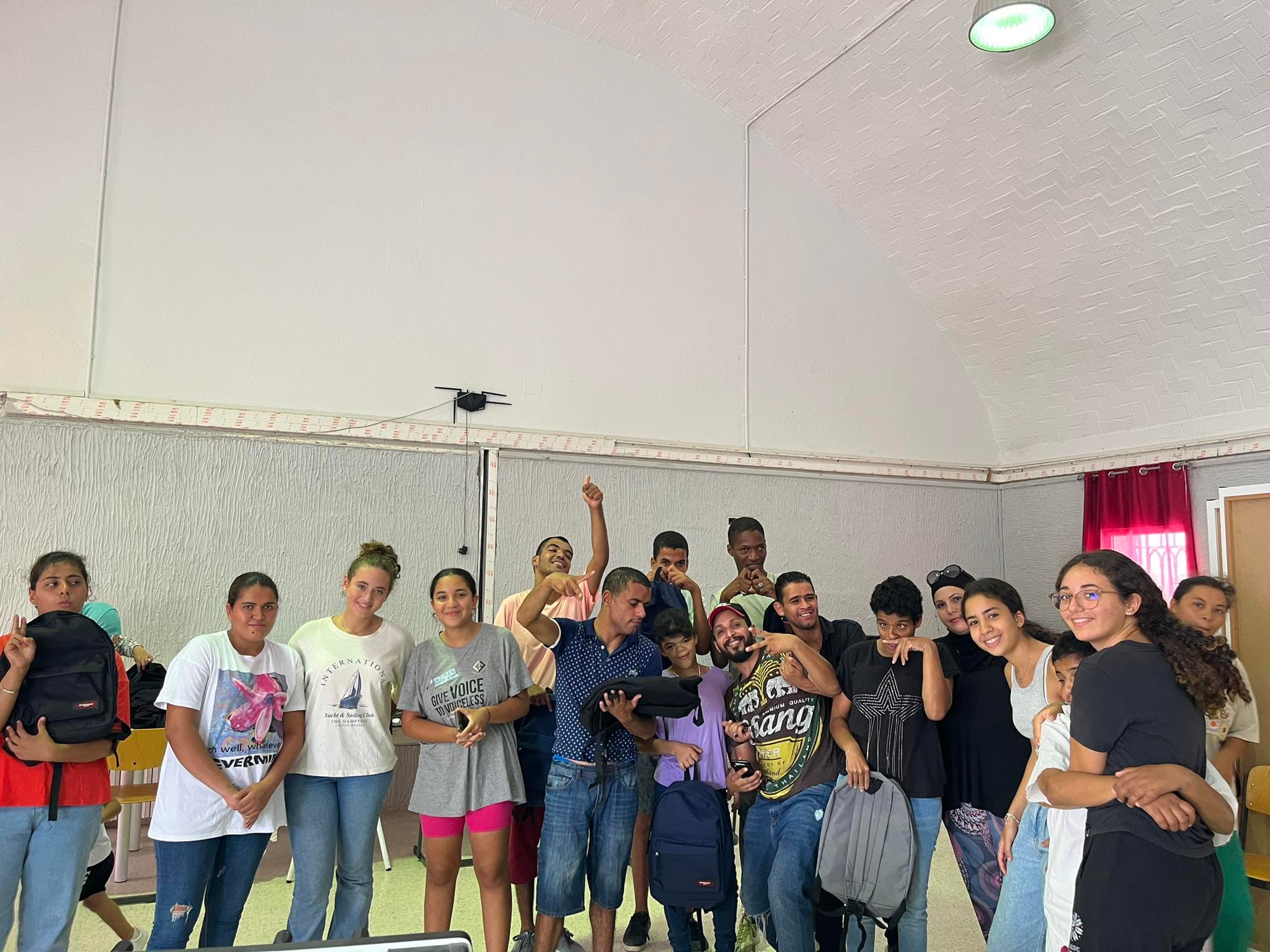 Un groupe prenant la pose à l’intérieur.