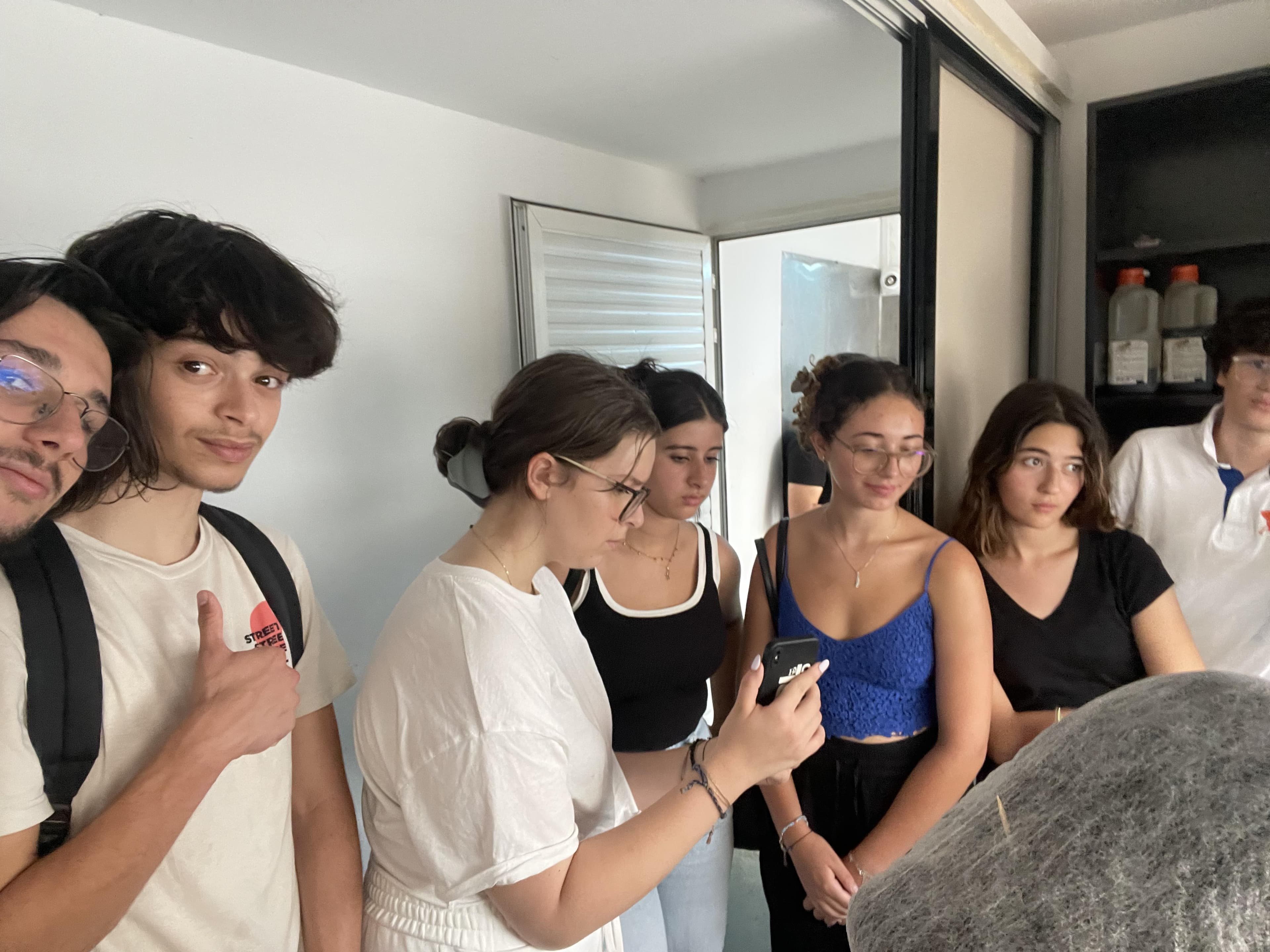 Un groupe debout près d’une table à l’intérieur.
