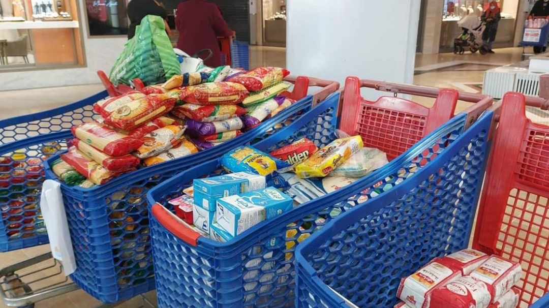 Des chariots remplis de produits alimentaires emballés et de boissons.