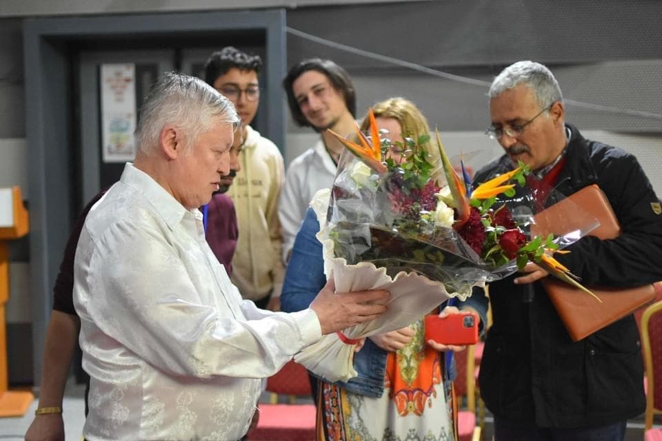 Un bouquet remis lors d’une rencontre de groupe.