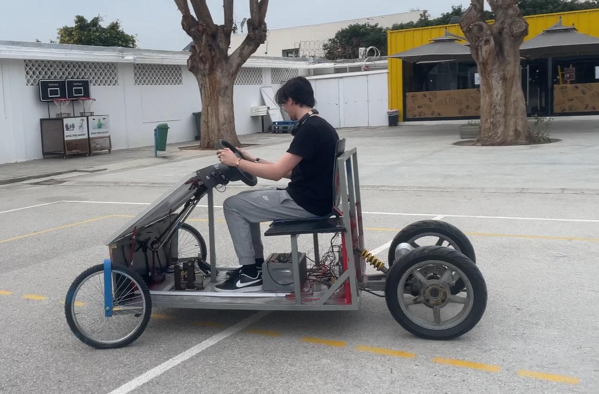 Vue latérale du prototype de voiture avec une personne au volant en extérieur