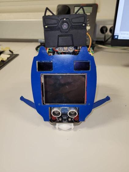 Prototype A-BOT bleu en forme de chat, avec écrans et capteurs à l’avant
